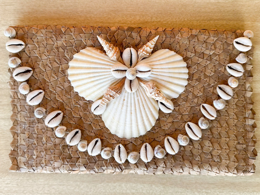 Raffia Shellegance Clutch