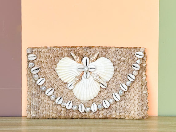Raffia Shellegance Clutch