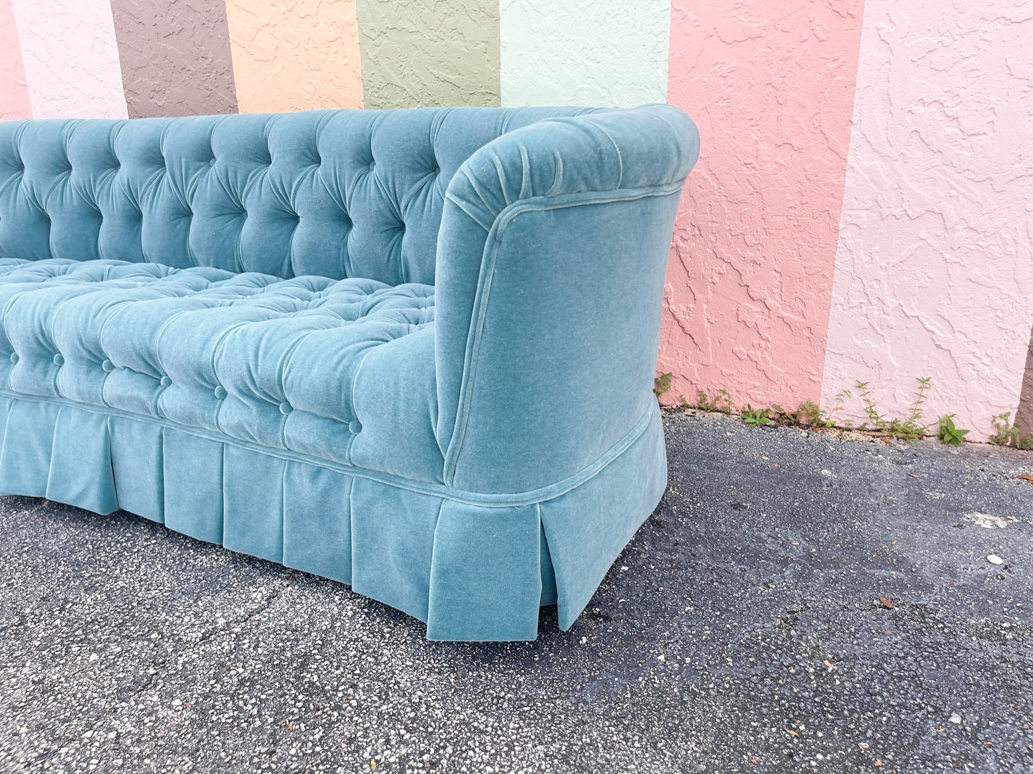 Hollywood regency ソファ　アメリカ　ビンテージ Blue Velvet Hollywood Regency Sofa - AptDeco